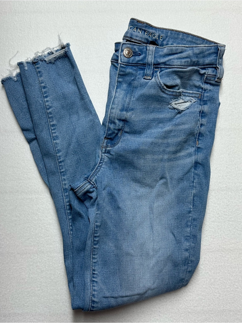American Eagle Women’s Size 6 Light Blue Distressed Raw Hem Skinny Jeans